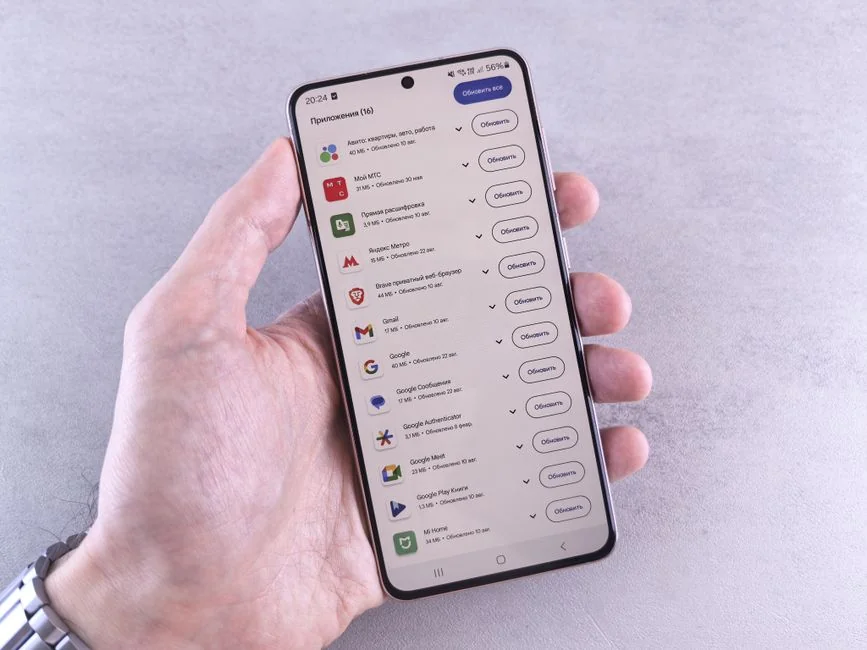 Un espace de travail moderne présentant un ordinateur portable, une tablette et des smartphones, idéal pour un usage technologique et freelance.